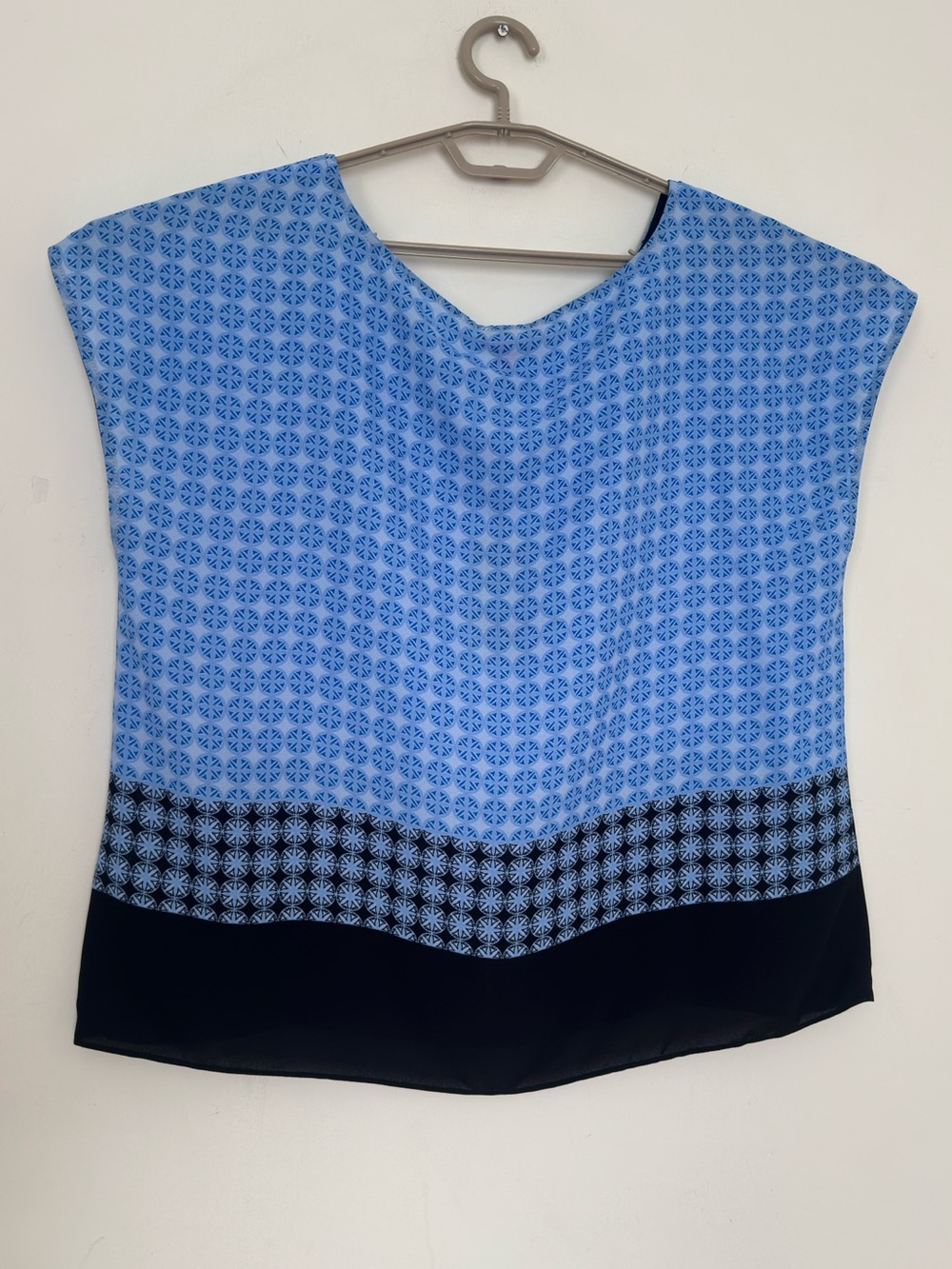 Vince Camuto Veranda Tile Print Oxford Blue Blouse Top NWT Sz Large - Picture 4 of 7